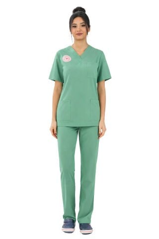 Frosty Spruce Cerrahi Yeşil Ameliyathane Forması - 4 Yön Likralı Esnek Kumaş - Sağlık Bakanlığı Yönetmelik Uyumlu Kadın Scrubs