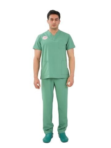 Frosty Spruce Cerrahi Yeşil Ameliyathane Forması - 4 Yön Likralı Esnek Kumaş - Sağlık Bakanlığı Yönetmelik Uyumlu Erkek Scrubs